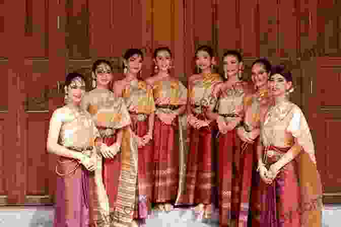 A Group Of Smiling Thai Women In Traditional Clothing Good Thai Girl: Bangkok Guide To Nice Thai Girls Not Hookers (Linda S Bangkok Thailand Travel Guide 1)